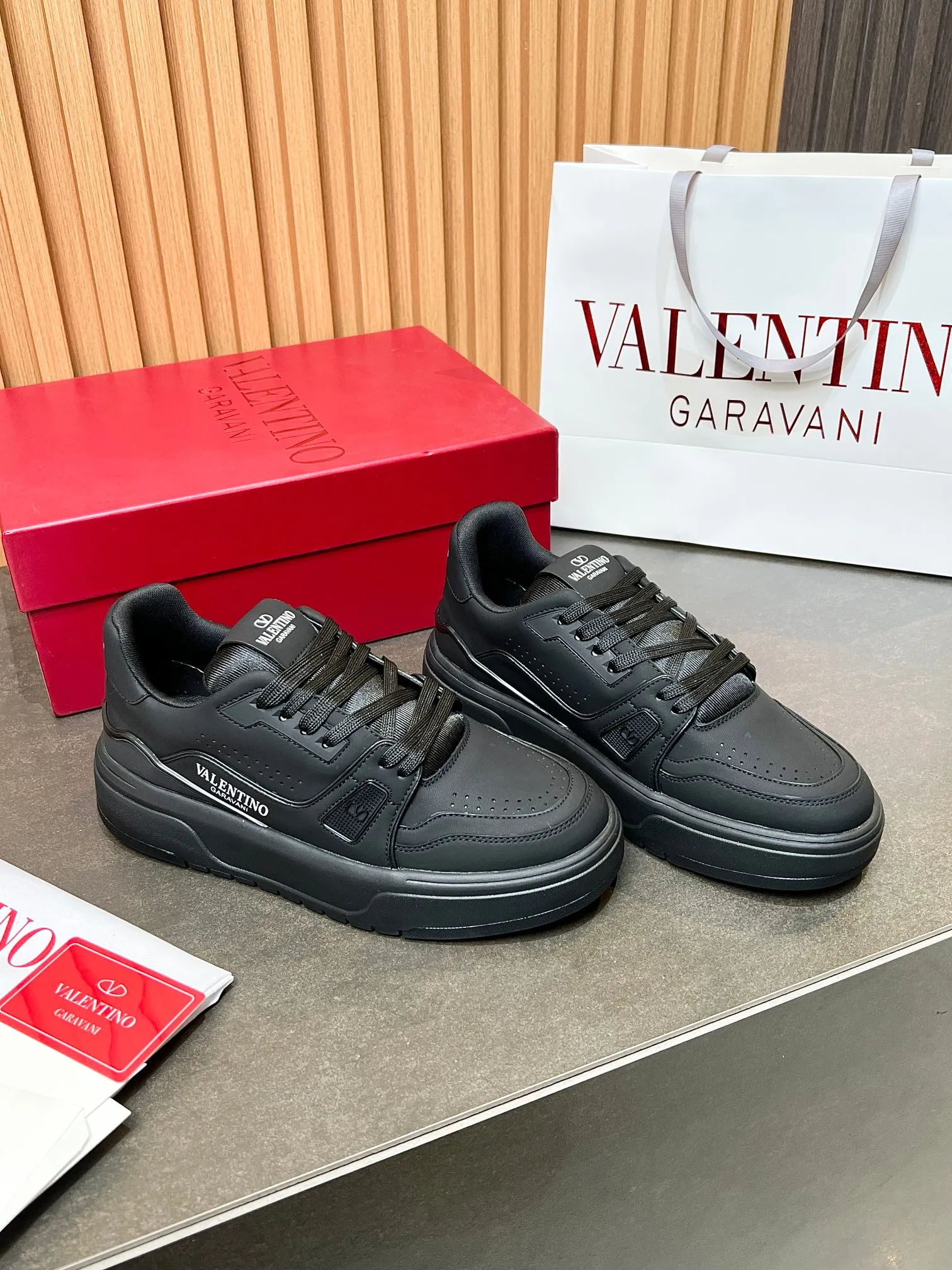 👟👟Ex-factory price 680👟👟 𝑽𝒂𝒍𝒆𝒏𝒕𝒊𝒏𝒐Valentino 𝑶𝒏𝒆𝑺𝒕𝒖𝒅 Couple's sneaker series Valentino 2025 latest couple's sneakers same style for celebrities Hot sale. The original ZP was purchased and dismantled. Repeated printing and modification. Trying to restore the original version 1:1! Top luxury masterpiece, soft and comfortable, combining fashion and leisure, bringing excellent and elegant texture and excellent on-foot comfort. Top purchasing version upper: imported calfskin surface/original oil edge craftsmanship. Lining: water-dyed cowhide lining. Outsole: original development 𝐓𝐏𝐔 two-color combination outsole. Packaging: original configuration complete package. Code number: 34-44